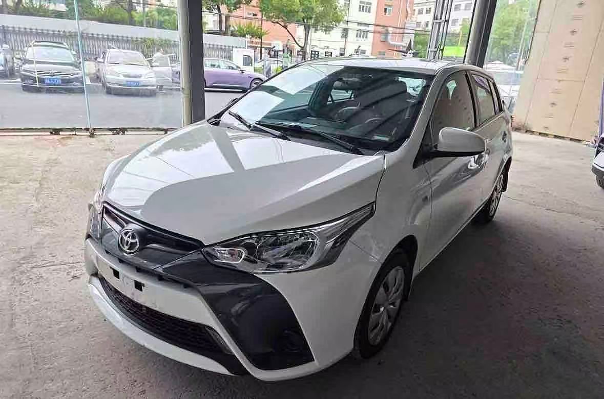 Toyota YARIS 2015 photo 1