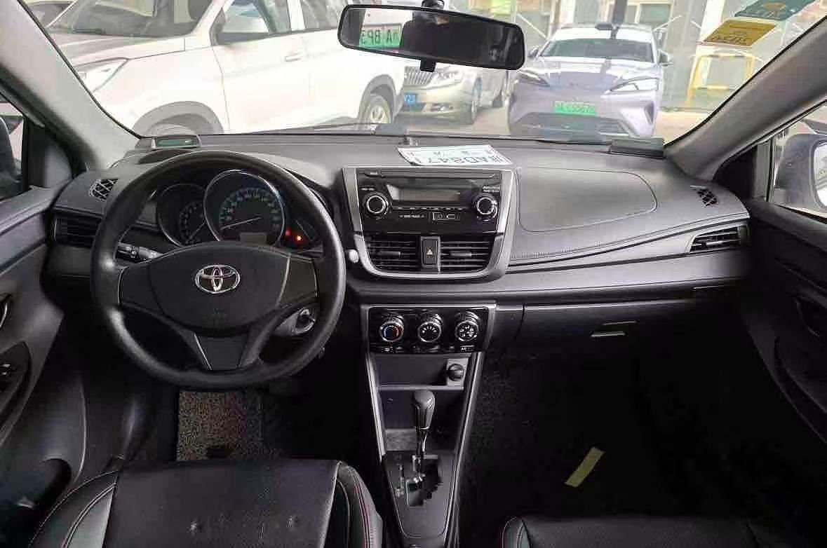 Toyota YARIS 2015 photo 3