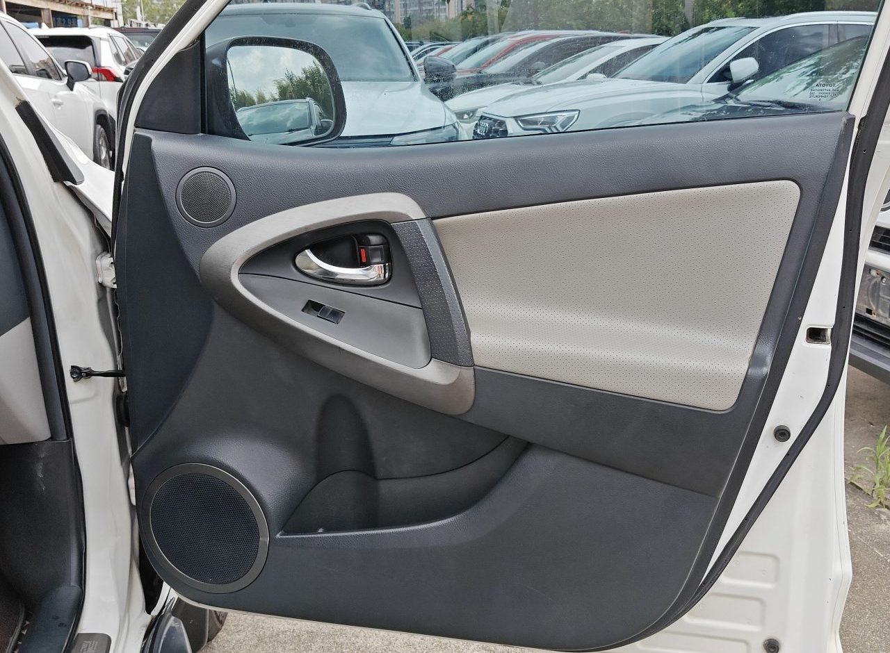 Toyota RAV4 2009 photo 12